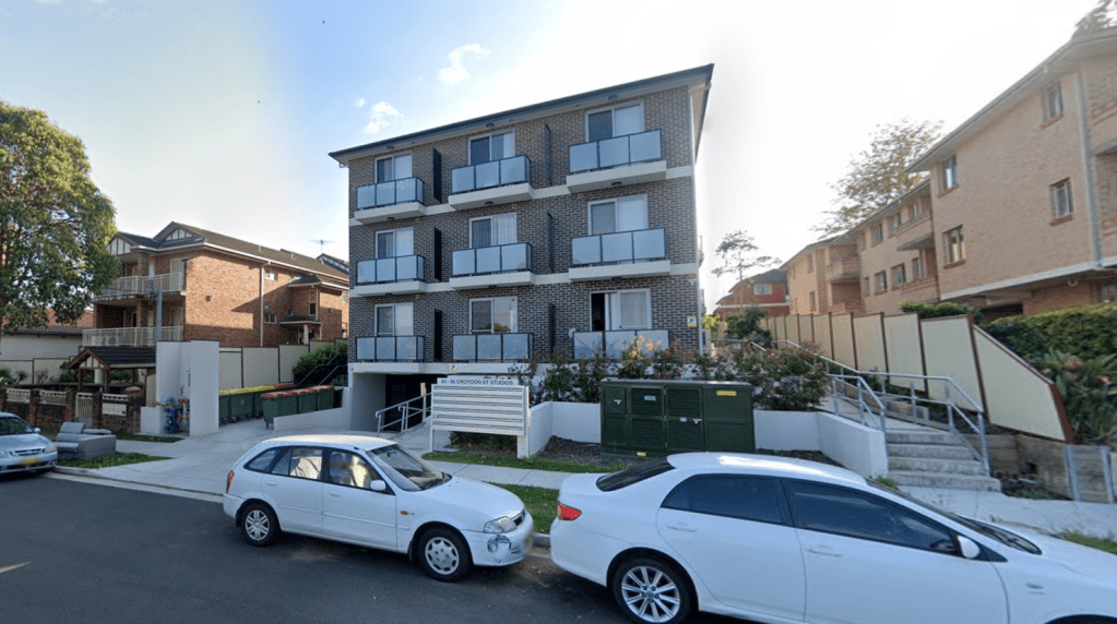 Actualmente se está anunciando un apartamento tipo estudio en el complejo, que dice que hay un lugar seguro para el automóvil disponible por $15 adicionales por semana.